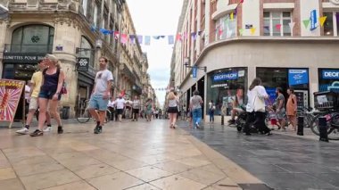 Yayalar ve motorlu tekerlekli sandalyeler hareketli caddede