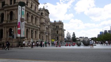 Yaya ve trafik şehir meydanında ilerliyor