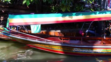 Khlong Lat Mayom Kanalından geçen renkli tekne