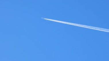 Jet uçağı uçuyor, beyaz bir iz bırakıyor