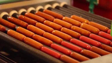 Sandviçler mekanize ızgarada dönüyorlar.