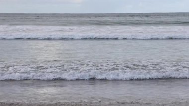 Melbourne 'da dalgalar kıyıya vuruyor