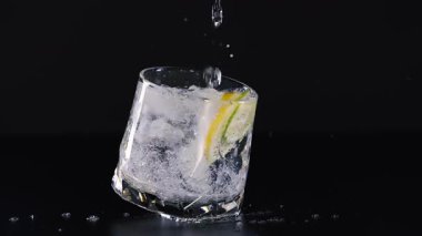 Limonlu bardağa soda döküldü.