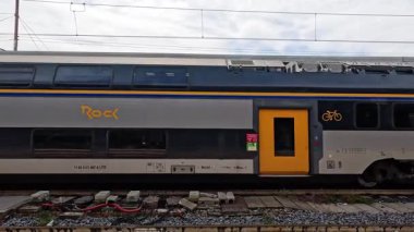 Tren Floransa istasyonuna geliyor, yolcular bekliyor.