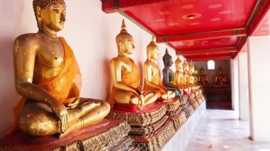 Tapınak koridorunda altın Buda heykelleri