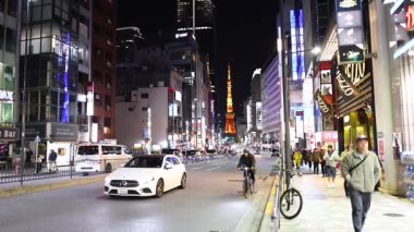 Bisikletçi hareketli şehir gece sahnesinden geçiyor