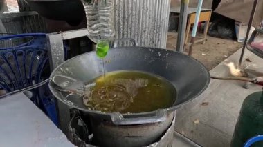 Bir tavaya dökülen yağ dizisi