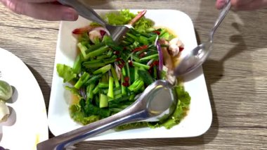 Tayland mutfağında karides ve sebze karışımı.