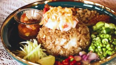 Lezzetli Tayland yemeği ve canlı malzemeler