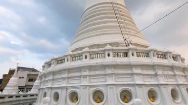 Bangkok, Tayland 'da dinamik bir gökyüzüne karşı Wat Prayurawongsawas' ın görkemli sersemliğini gösteren hızlandırılmış bir video.