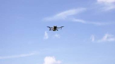İHA manevraları temiz Phuket gökyüzünde