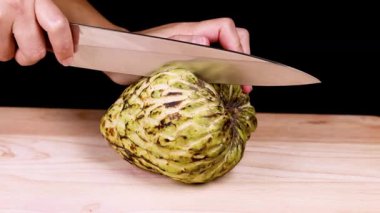 İçindeki tohumları ortaya çıkarmak için elmayı dilimliyorum.