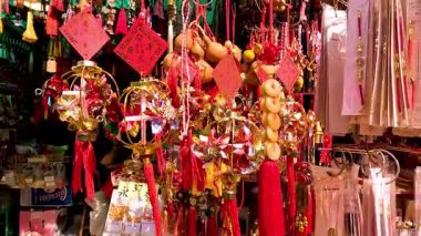 Hareketli bir pazarda sergilenen renkli süsler