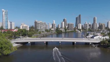 Sürat teknesi şehir merkezinde köprü altında seyahat ediyor.