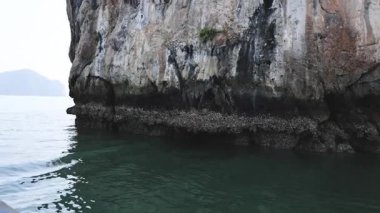 Huzurlu bir deniz mağarasına yaklaşan tekne.