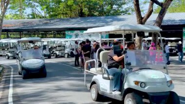 Turistler Khao Kheow Hayvanat Bahçesinde yük arabalarına biniyorlar.