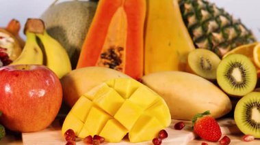 Çeşitli meyveler çok canlı bir şekilde sunulmaktadır.