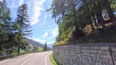 Resimli dağ manzarasında dolambaçlı bir yol.