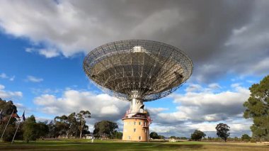 Gökyüzünü tarayan büyük bir radyo teleskobu