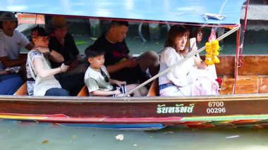 Turistler Bangkok 'ta tekne turunun keyfini çıkarıyorlar