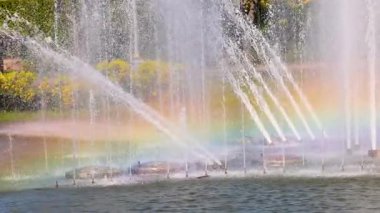 Çeşme spreyinde renkli gökkuşağı formları