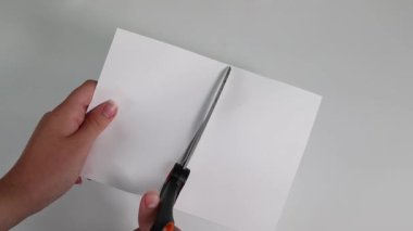 Kağıtları şekillendiren eller