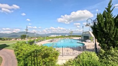 Huzurlu park sahnesi ve büyük bir çeşmesi var..