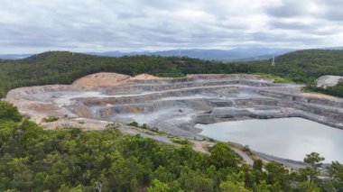 İnsansız hava aracı geniş bir taş ocağı ve çevreyi yakalıyor.
