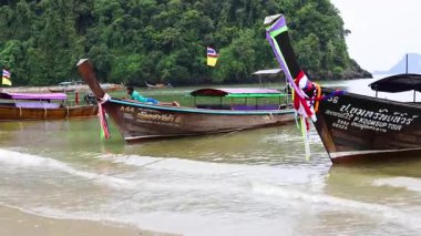 Tekneler yavaşça Krabi 'nin dingin sularında sallanıyor.