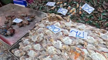 Pazarda fiyat etiketleriyle çeşitli deniz ürünleri sergileniyor