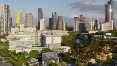 İnsansız hava aracı görüntüleri, altın saat boyunca Altın Sahil 'in ufuk çizgisini ve okyanusu yakalıyor ve kentsel mimari ve doğal güzellikleri vurguluyor.