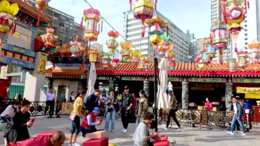 Ziyaretçiler canlı Hong Kong tapınağını keşfediyorlar.