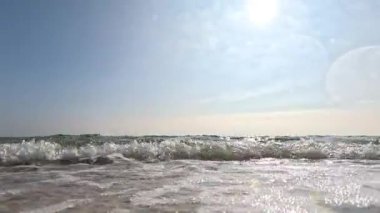 Dalgalar kumlu kıyıya çarpıyor