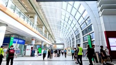 Gezginler ve personel havaalanı terminalinden geçiyor.