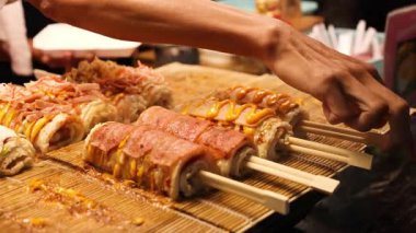 Şef Japon pilavı hazırlar ve servis eder.