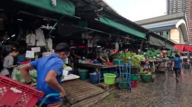 Asya 'daki sokak pazarındaki insanlar 