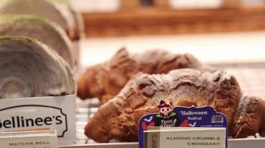 Kruvasanlar ve ekmekler fırın vitrininde sergileniyor.