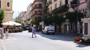 Avrupa 'nın küçük bir kasabasında yol geçen insanların görüntüsü