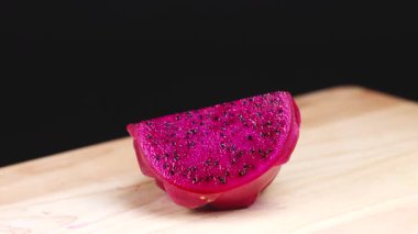 Taze kırmızı dilimlenmiş Ejder meyvesi, Pitaya olarak da bilinir, ahşap arka planda.