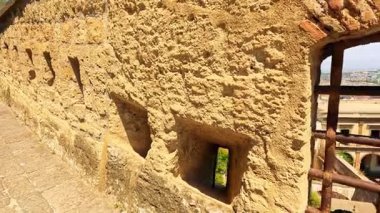 Napoli 'de parmaklıklı pencereli taş duvar