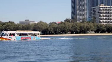 Altın Sahil kıyısında bir tekne geziniyor.