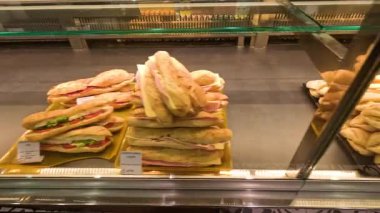 Paris 'teki bir pastanede çeşitli sandviç ve hamur işleri.