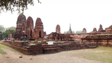 Tarihi tapınak kalıntılarının yavaş panoramik görüntüleri