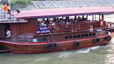 Ayutthaya nehri boyunca seyreden turist botu