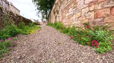 Çiçekli taş patika ve tarihi binalar