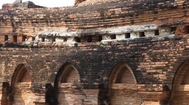 Tarihsel tuğla yapının panoramik görünümü