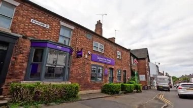 Tuğla binalar ve park edilmiş arabalar