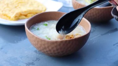 Pirinç lapasına sos ekliyorum, omletle servis ediliyor.