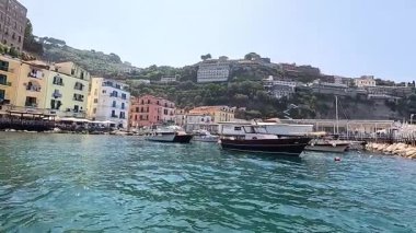 Botlar Marina Grande, Sorrento, İtalya 'ya yanaştı.