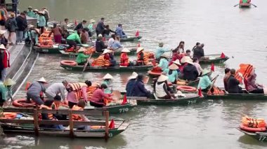 Vietnam 'da nehirde kürek çeken turistler